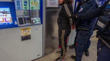 Furt à la française. Trei hoți, prinși după ce au uitat la locul faptei declarația pe propria răspundere