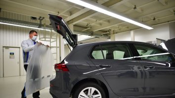 Cea mai mare fabrică auto din lume a fost redeschisă. Sute de mii de angajați VW se întorc treptat la muncă