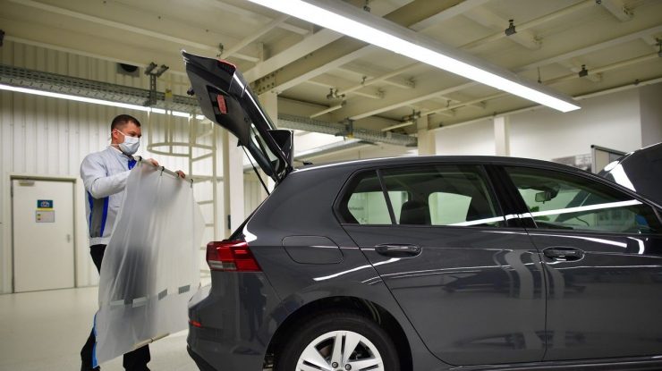 Cea mai mare fabrică auto din lume a fost redeschisă. Sute de mii de angajați VW se întorc treptat la muncă
