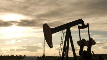 Ministrul Economiei susține că România nu va fi afectată de scăderea drastică a prețului petrolului din SUA