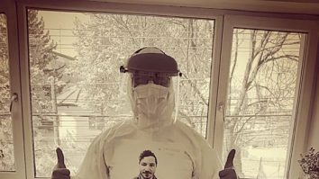 Un medic din Timișoara și-a lipit pe piept o poză cu chipul său: „Pacienţii simt că eşti mai aproape de ei. Îi vezi zâmbitori, fericiţi, optimişti”