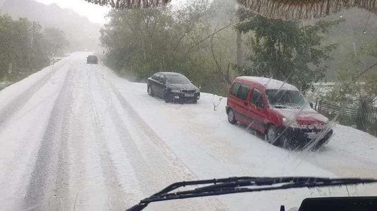 Grindina a făcut prăpăd în Alba: „Dacă vede Teodosie, repetăm Crăciunul!”