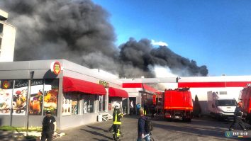 Incendiu puternic în București. Două hale au fost cuprinse de flăcări – au intervenit 24 de autospeciale