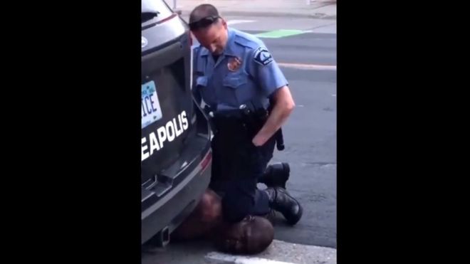 Un bărbat de culoare a murit după ce un polițist alb s-a pus cu piciorul pe gâtul său. Ultimele cuvinte ale victimei. VIDEO