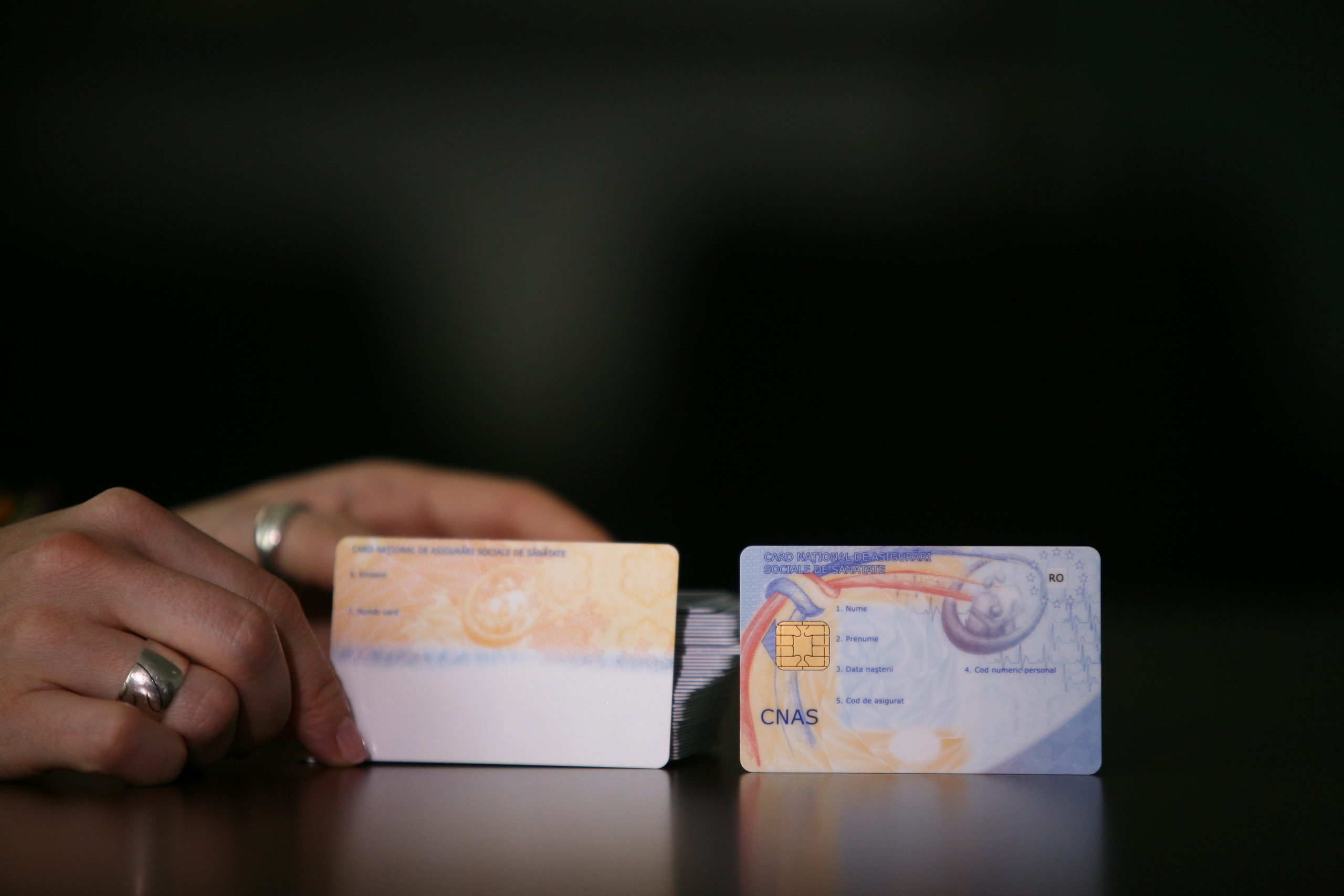Schimbări în sistemul medical: folosirea cardului de sănătate se suspendă, iar rețetele vor fi eliberate în avans pentru 3 luni de tratament