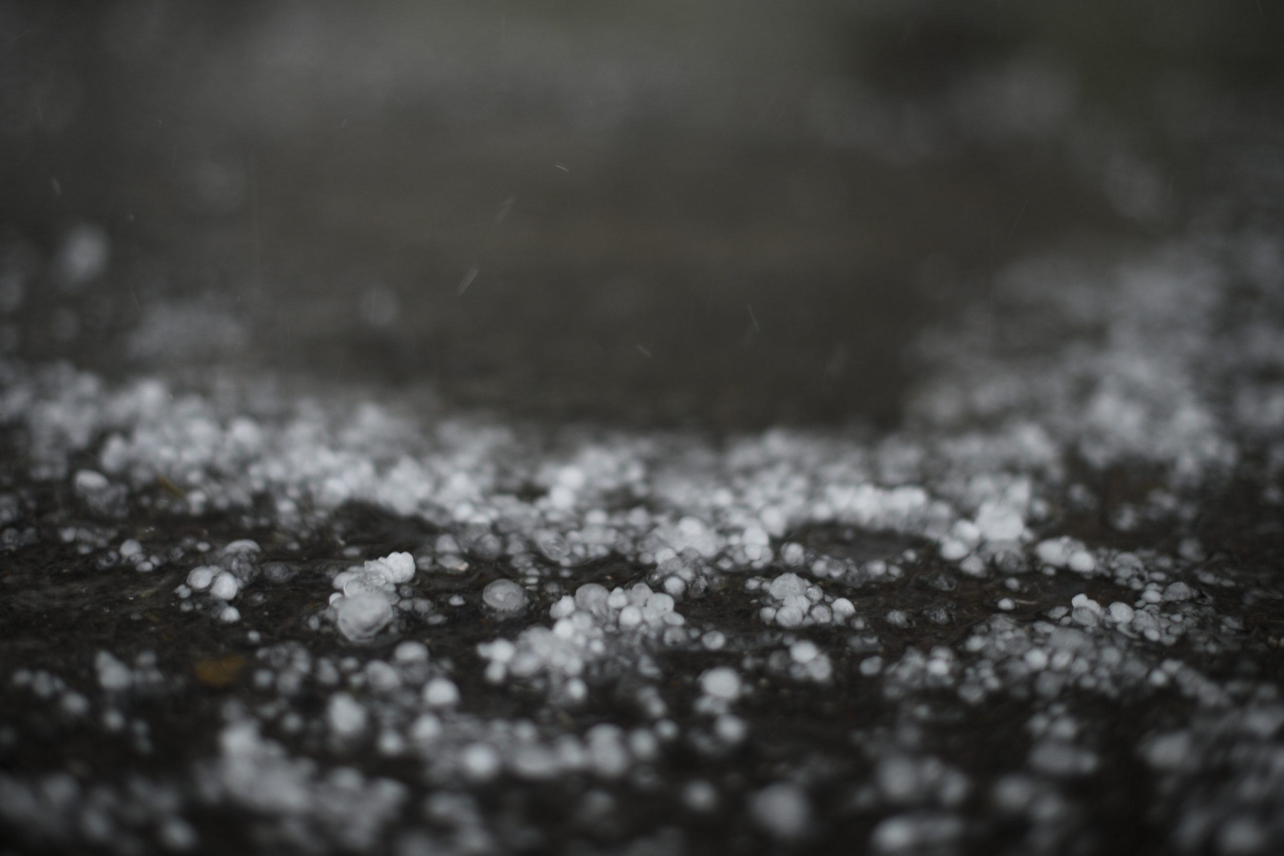 METEO. Cod portocaliu de vijelii puternice, grindină și ploi abundente în jumătate de țară. Cod galben în 12 județe