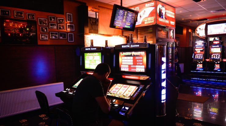 „Pasiunea“, la un alt nivel. Un bărbat, reținut după ce a falsificat euro pentru a juca la slot machines