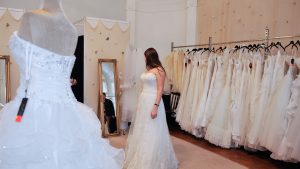 o mireasa probeaza o rochie de nunta