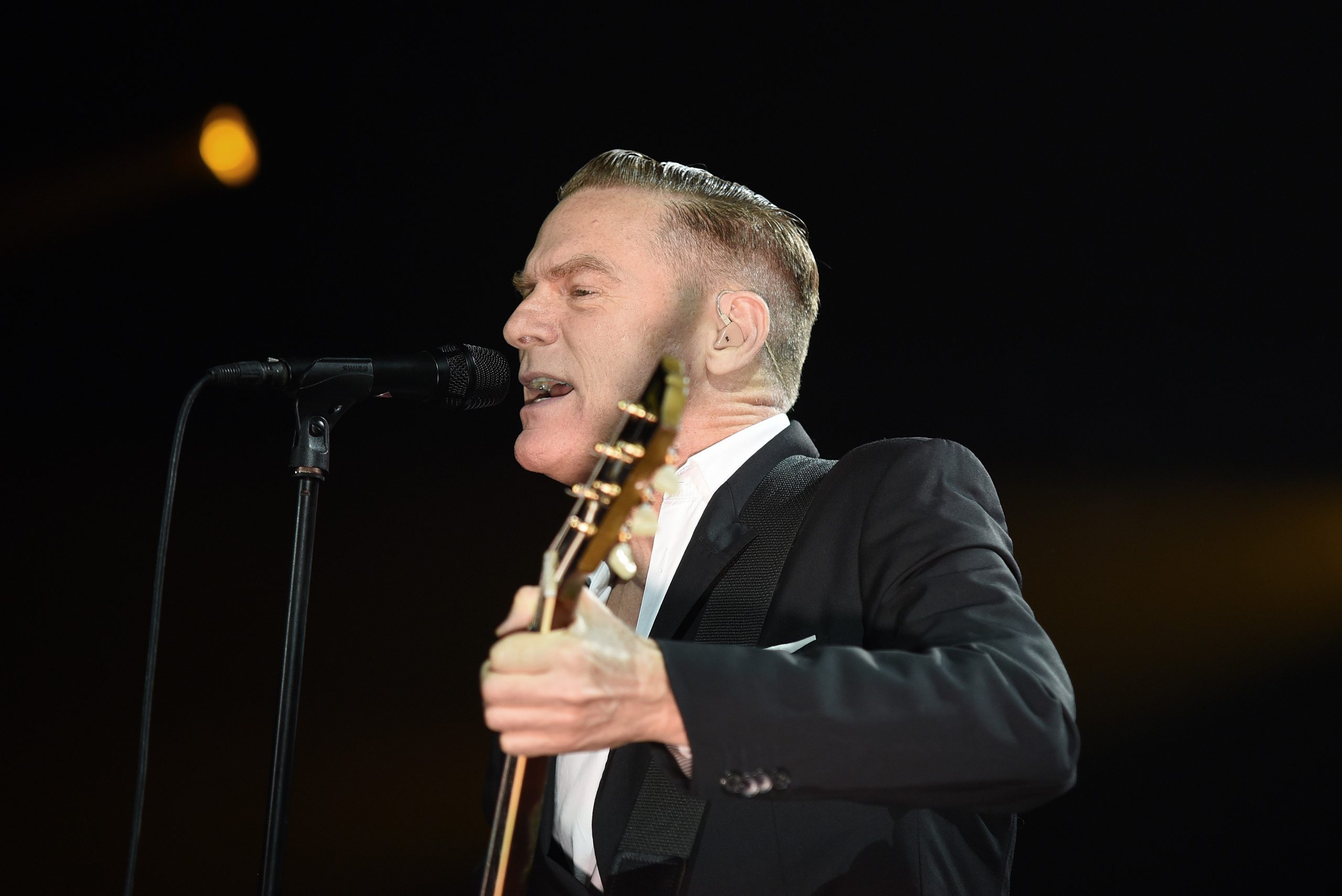 Bryan Adams, pus la zid de fani după un mesaj rasist: „Nenorociţii care mănâncă lilieci“