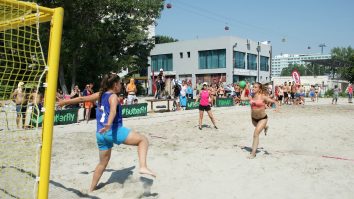 Numărul românilor care au făcut rezervări la mare s-a triplat peste noapte. Cât te costă o cameră la Mamaia