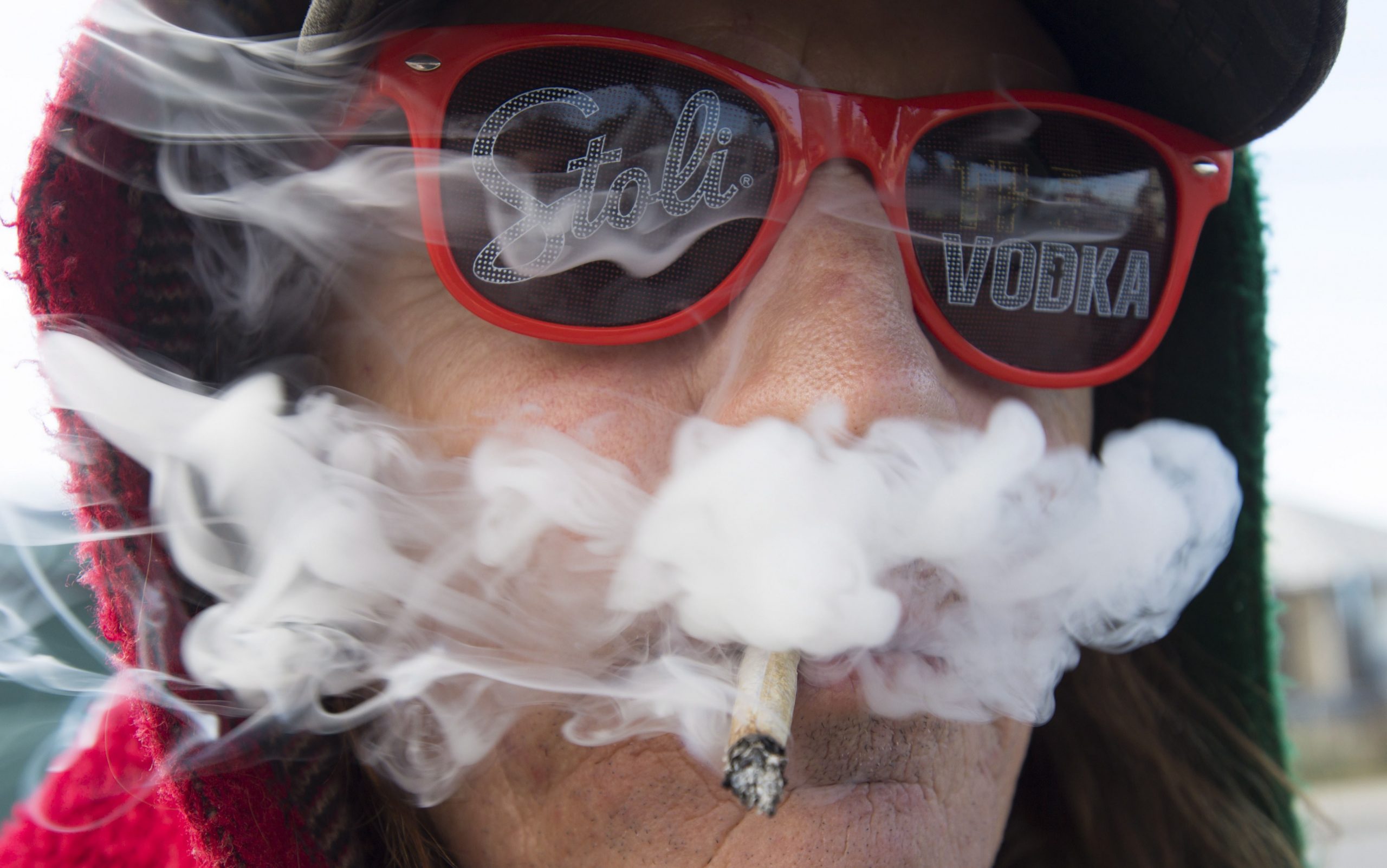 Fumăm peste 10 miliarde de ţigări pe zi. Pe câţi dintre noi îi stinge viciul?