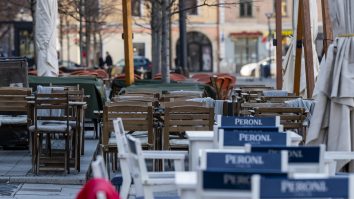 Terasele, redeschise luni, în anumite condiții. Guvernul le voia închise până în iunie