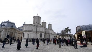 Se reiau slujbele religioase, însă doar în exteriorul bisericii