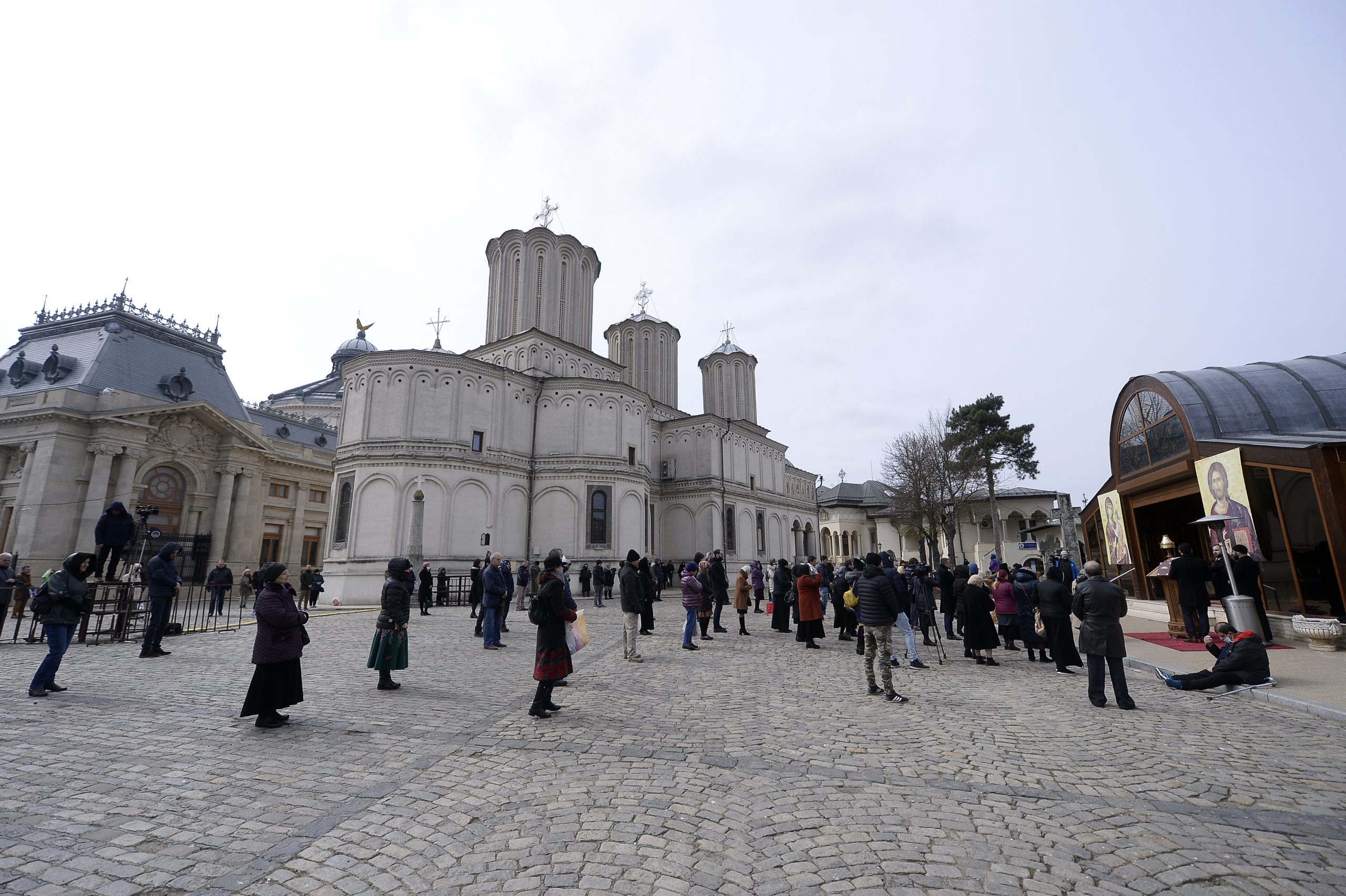 Se reiau slujbele religioase, însă doar în exteriorul bisericii