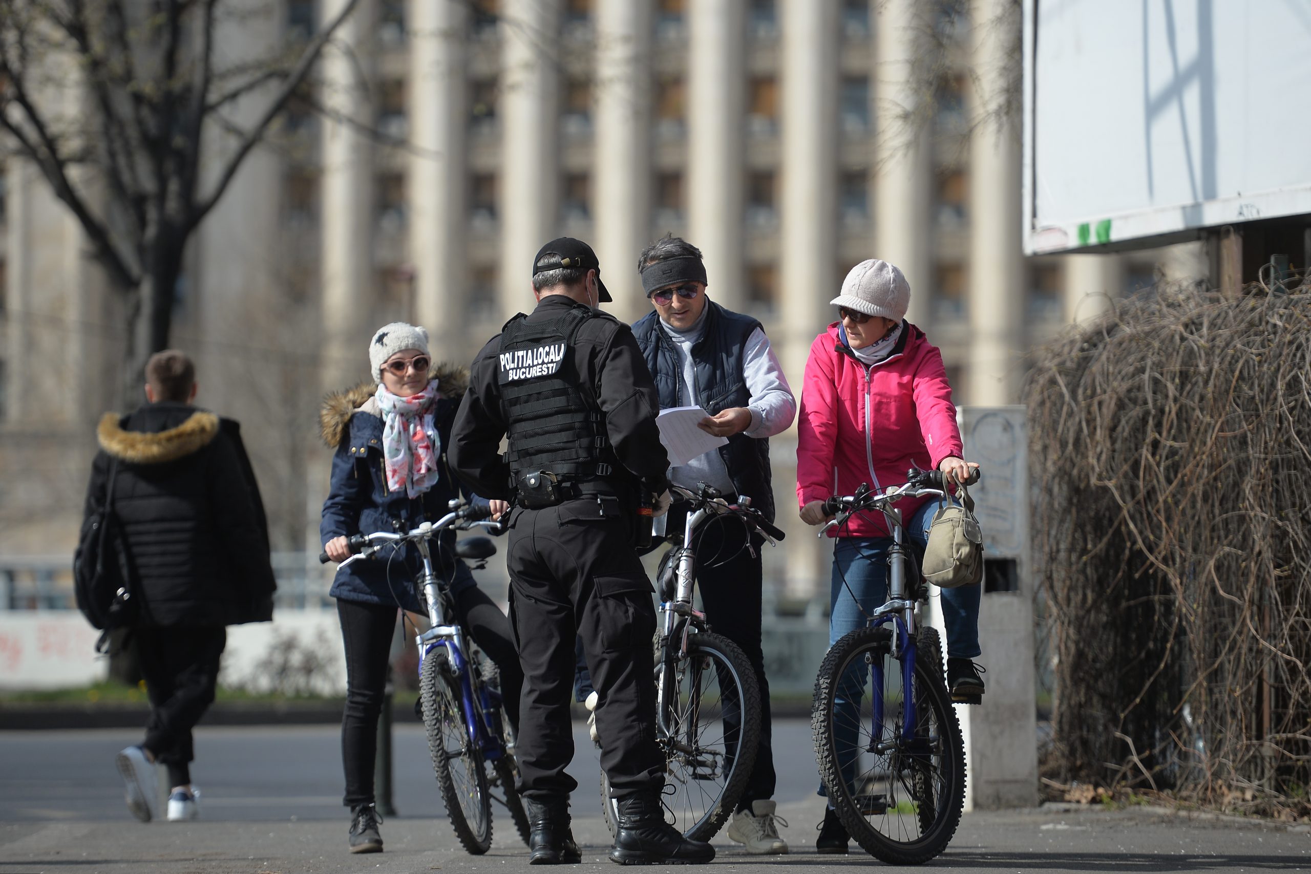 Ce păţeşti dacă nu porţi mască? Amenzile lipsesc din actele normative de joi noapte