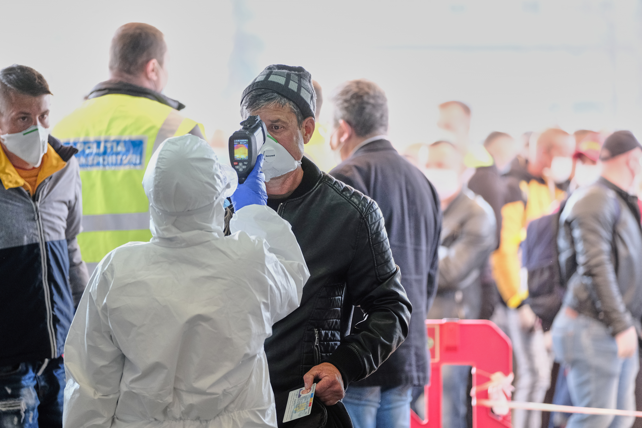 Aproape 1,3 milioane de români s-au întors în țară. Doar 300.000 își caută de muncă