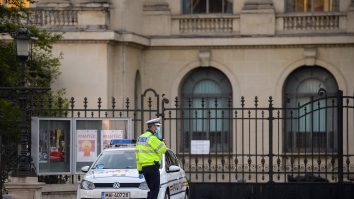 Poliţist zgâriat de un interlop infectat cu HIV: „Eu trag greul, iar el se plimbă liber pe stradă“