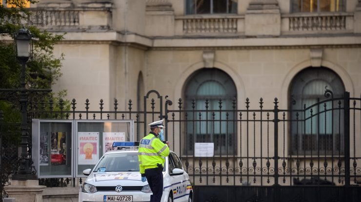 Poliţist zgâriat de un interlop infectat cu HIV: „Eu trag greul, iar el se plimbă liber pe stradă“