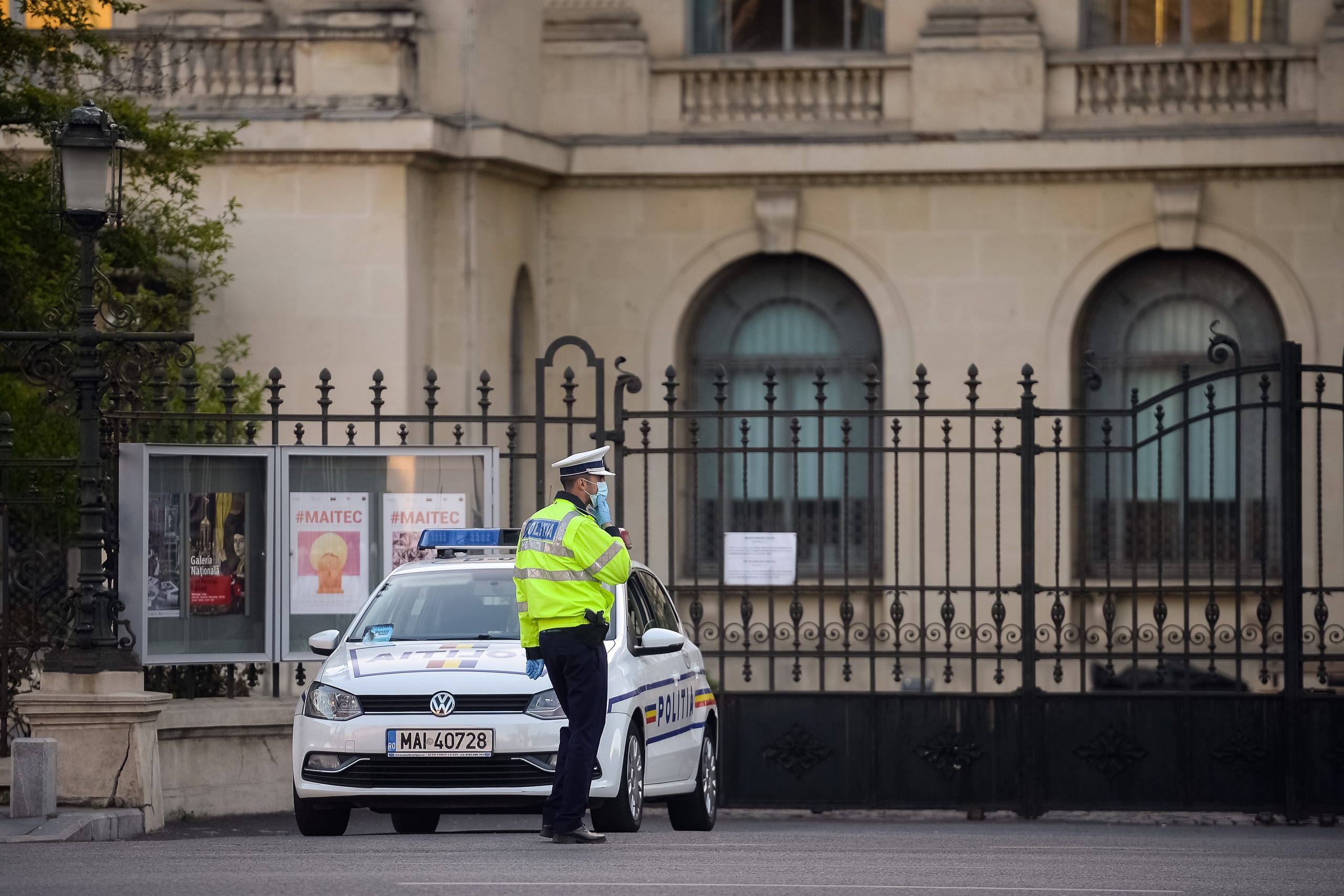 Poliţist zgâriat de un interlop infectat cu HIV: „Eu trag greul, iar el se plimbă liber pe stradă“