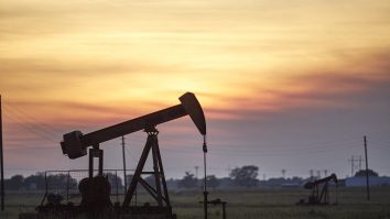 Petrolul a crescut cu 30 de dolari pe baril pentru prima dată în două luni