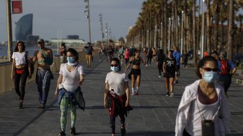 Un bărbat a fost arestat după ce a infectat cu COVID 22 de persoane. S-au îmbolnăvit și trei copii de un an