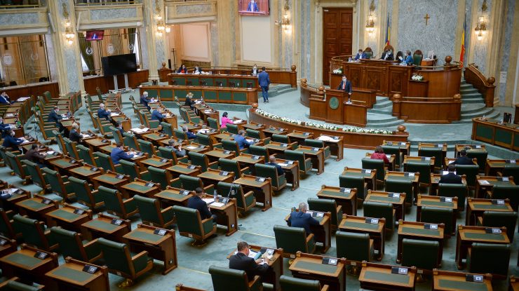 Ministrul liberal a venit „la judecată” cu gâtul în ghips: „Caragiale ar fi găsit o sursă inepuizabilă de inspiraţie”