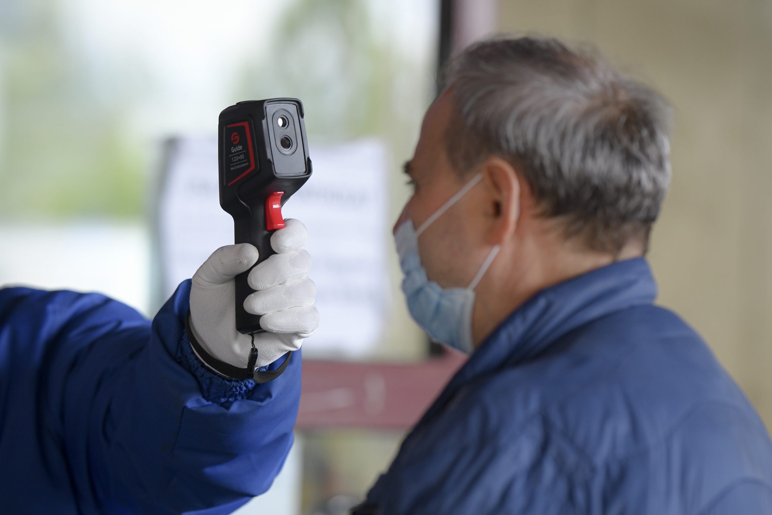 Mesajul lui Arafat pentru românii care se plâng că li se ia temperatura în magazine