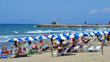 Românii scapă de restricții în vacanța la mare. Ultimele modificări aduse de Guvern