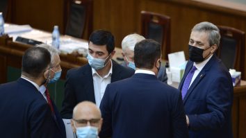 Moțiunea lui „Maricel“ Vela, condimentată cu gafele senatorilor, plictisiţi de dezbatere