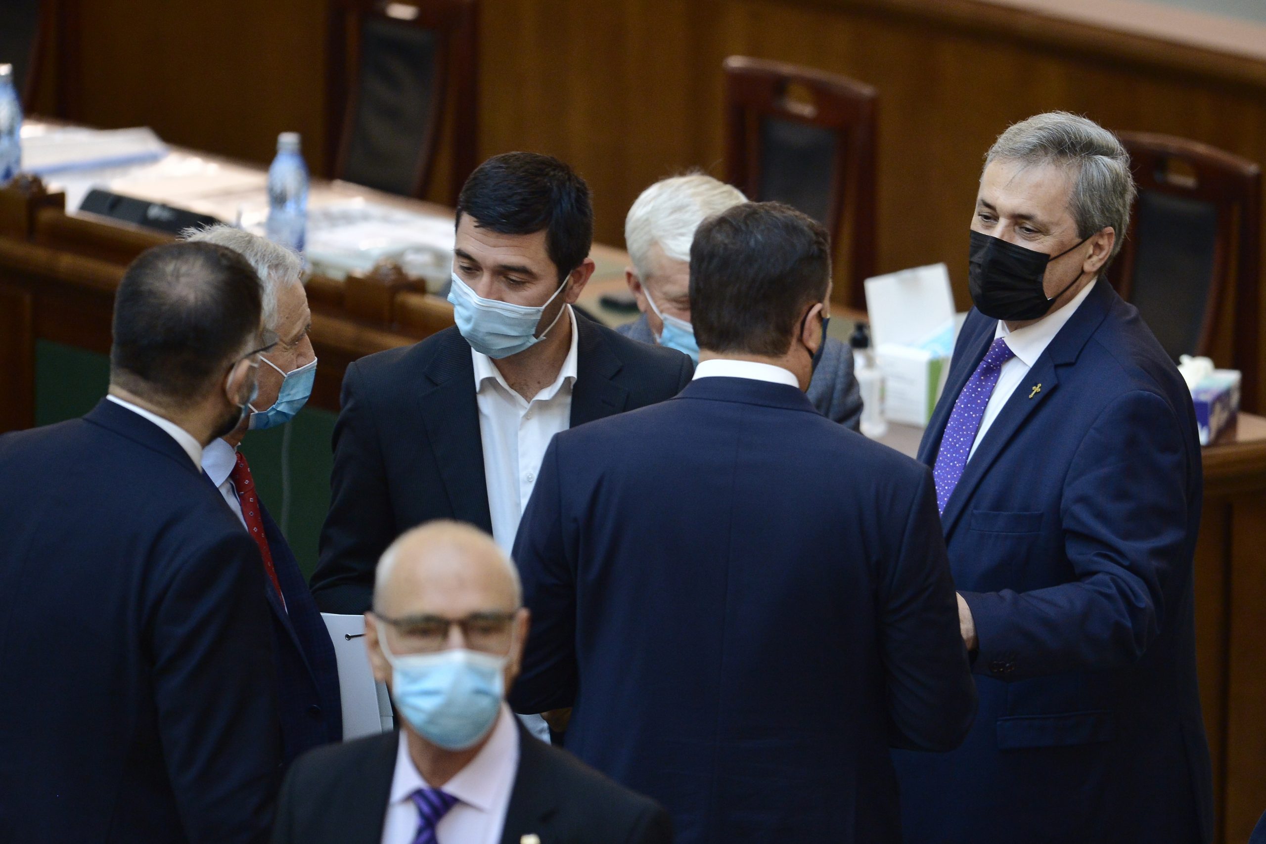 Moțiunea lui „Maricel“ Vela, „condimentată“ cu gafele senatorilor, plictisiţi de dezbatere