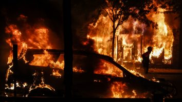 O altă victimă a protestelor din SUA. Un bărbat, găsit mort în preajma unei mașini arse