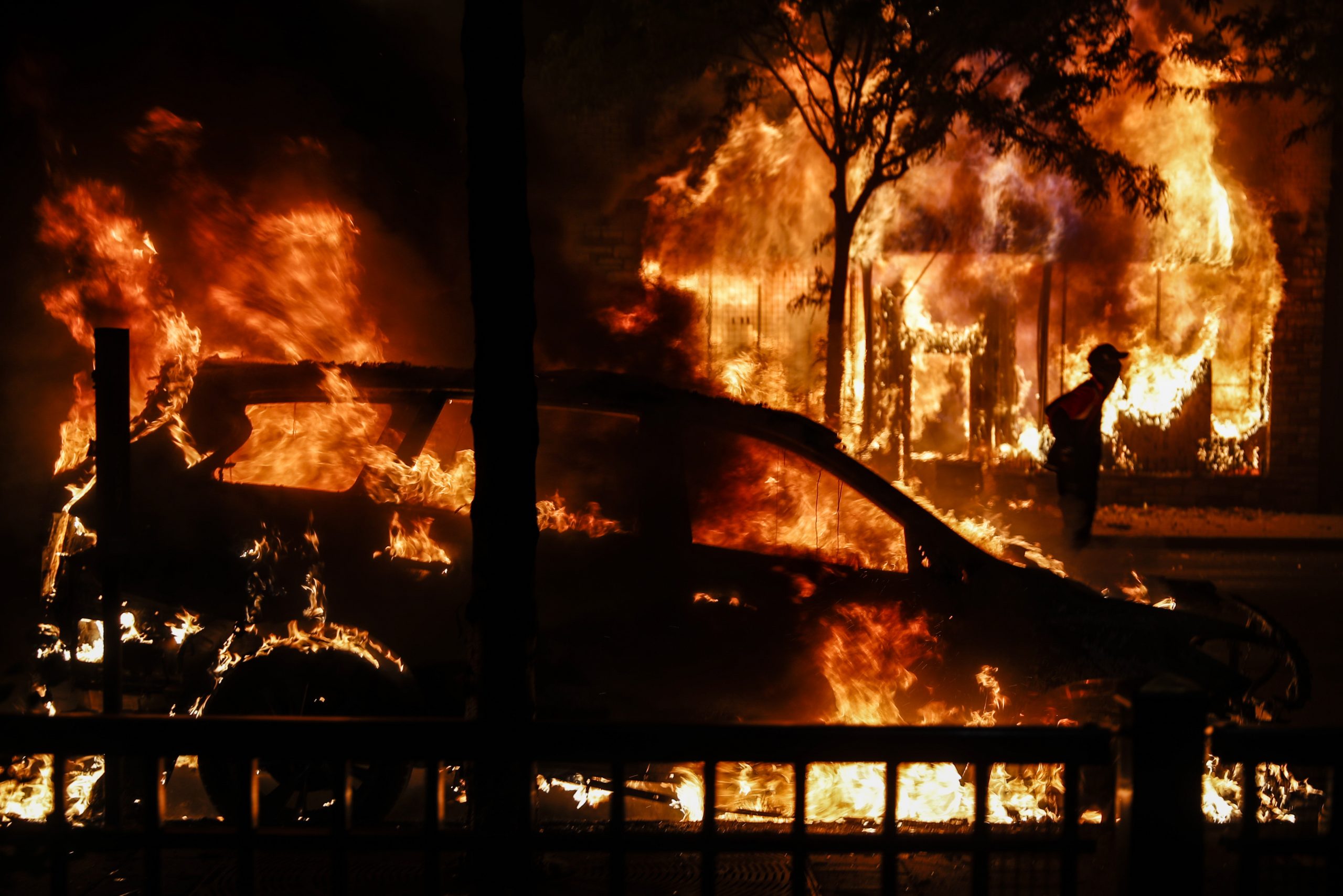 O altă victimă a protestelor din SUA. Un bărbat, găsit mort în preajma unei mașini arse