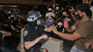 VIDEO SUA, în prag de război civil. Proteste violente și stare de asediu în mai multe orașe