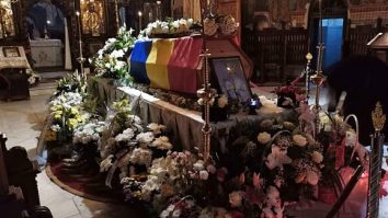 Arhiepiscopul Pimen a fost înmormântat. Sicriul său a fost acoperit cu Drapelul României