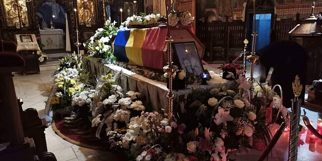 Arhiepiscopul Pimen a fost înmormântat. Sicriul său a fost acoperit cu Drapelul României