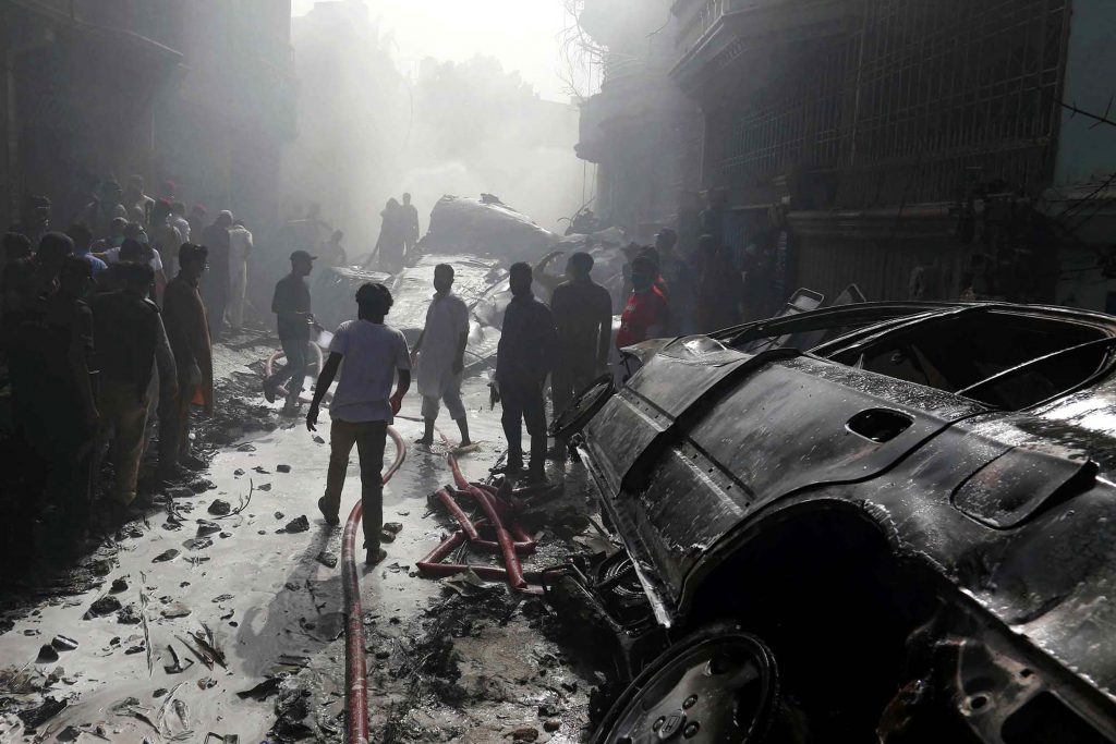 VIDEO Momentul prăbușirii avionului din Pakistan. Mărturia unui supraviețuitor: „Totul ardea în jur [...] auzeam doar țipete”