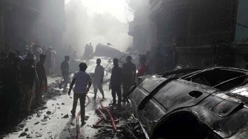 VIDEO Momentul prăbușirii avionului din Pakistan. Mărturia unui supraviețuitor: „Totul ardea în jur [...] auzeam doar țipete”