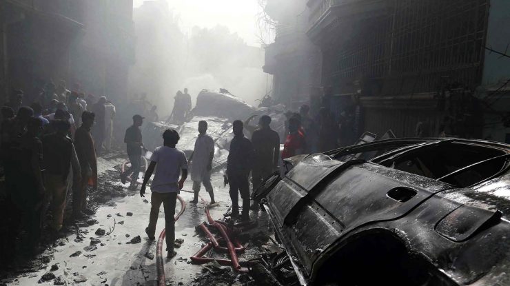 VIDEO Momentul prăbușirii avionului din Pakistan. Mărturia unui supraviețuitor: „Totul ardea în jur [...] auzeam doar țipete”