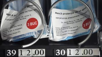 Automatul cu apă şi snack-uri îţi vinde măşti de protecţie și dezinfectant