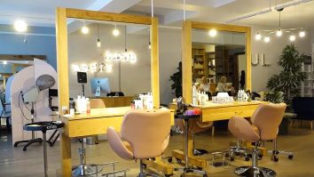 Saloanele de înfrumusețare se redeschid. Costume pentru clienți, viziere pentru angajați