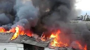 Incendiu în Iaşi. Flăcările au cuprins mai multe case şi un depozit de materiale textile. O femeie a ajuns la spital