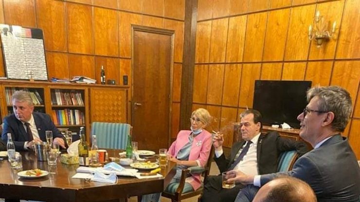 Orban s-a ales cu două amenzi pentru „reuniunea“ cu țigări și alcool din biroul de la Guvern