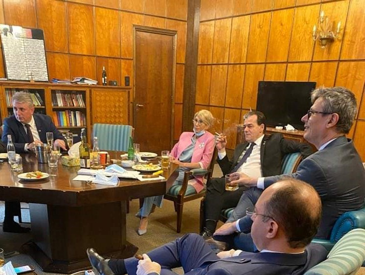 Orban s-a ales cu două amenzi pentru „reuniunea“ cu țigări și alcool din biroul de la Guvern