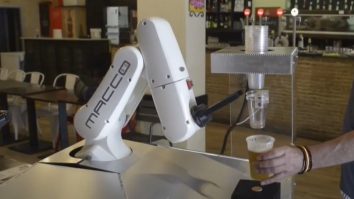 Un robo-chelner te servește cu bere rece în Spania. Părerea clienților