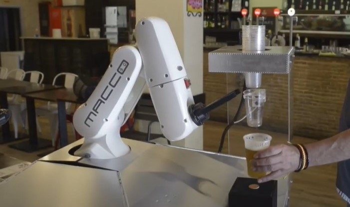 Un robo-chelner te servește cu bere rece în Spania. Părerea clienților