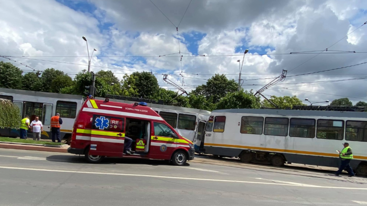 Coliziune frontală între două tramvaie în București. Cel puțin șapte persoane sunt rănite. FOTO