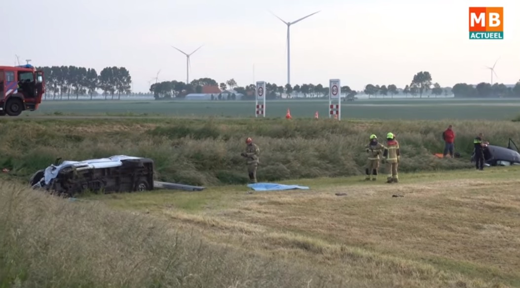 Un microbuz plin cu sezonieri români s-a răsturnat în Olanda. Doi bărbați au murit