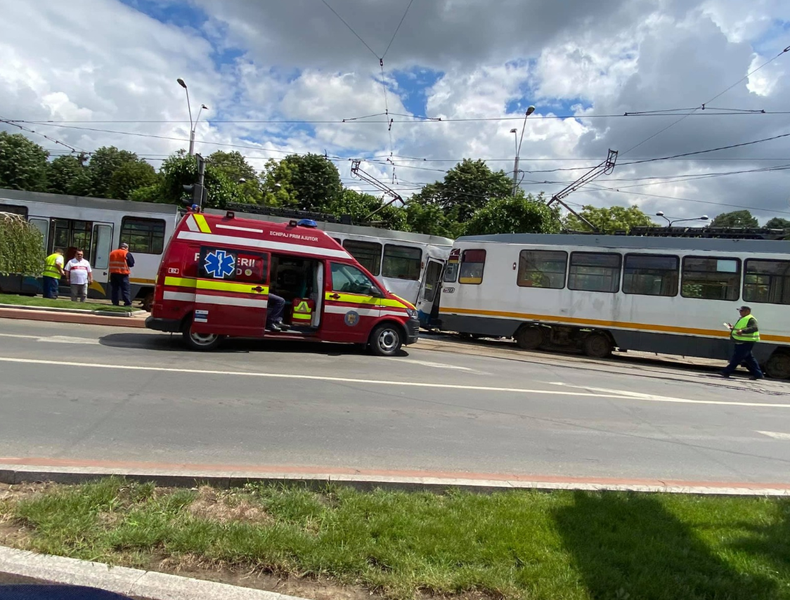 Coliziune frontală între două tramvaie în București. Cel puțin șapte persoane sunt rănite. FOTO