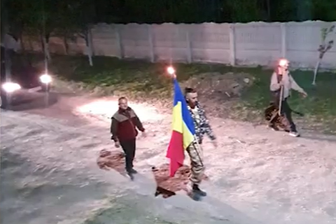 Lumina sfântă nu te scapă de amenzi. Trei doljeni, „taxați“ pentru că au împărţit lumină prin sat