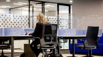 Mobilier smart la Cluj. Știai că există scaunul de birou care îți spune dacă nu ai postura corectă?